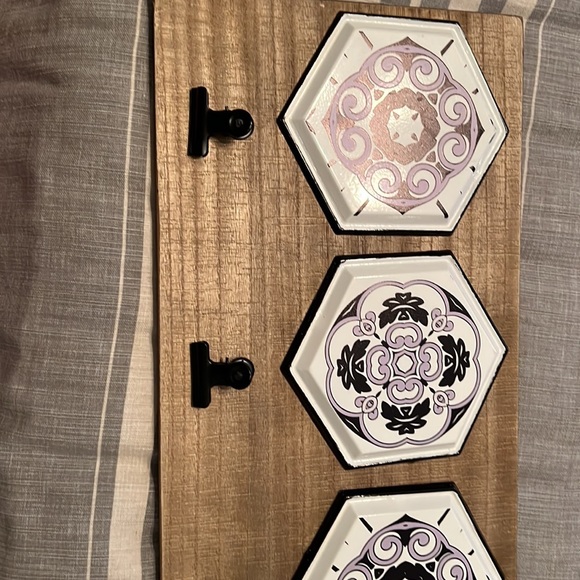 Wall hanger with clips - Picture 5 of 6